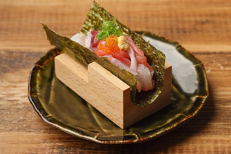 『鮨と焼鳥　オキタヤ東通り店』の鮨ドッグ