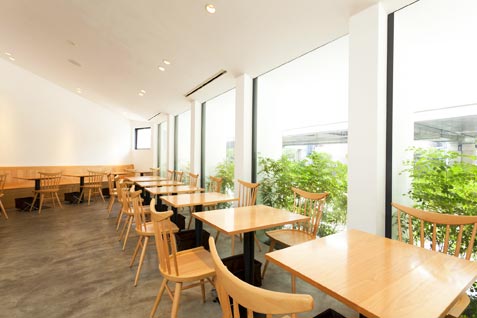 『Pancake Ristorante』のやさしい陽光が降り注ぐ店内
