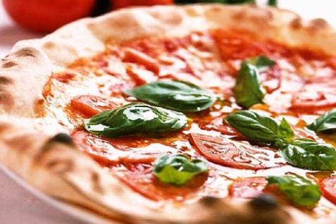『イタリア料理 ビランチャ 梅田店』の絶品「モッツァレラチーズとバジル トマトソースのピッツァ・マルゲリータ」