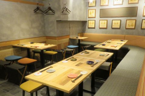 「ネオ大衆スタンド ポロ」の店内