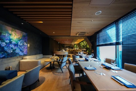 「Bar Dining FIVE Arrows 」の店内