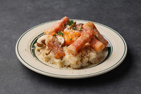 『夜景と肉バル ワイン Bell 梅田店』の「マッシュルームとベーコンのポテトサラダ」
