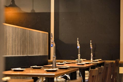 『大衆肉酒場 ブラック』の卓上サーバー付きのテーブル席