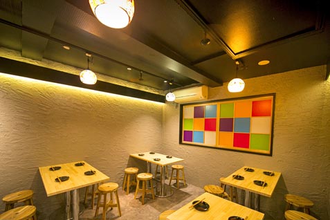 『ヤキトリボーイシュウマイガール 梅田店』のテーブル席