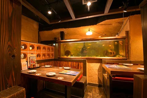 『沖縄料理 金魚 三宮本店』の店内