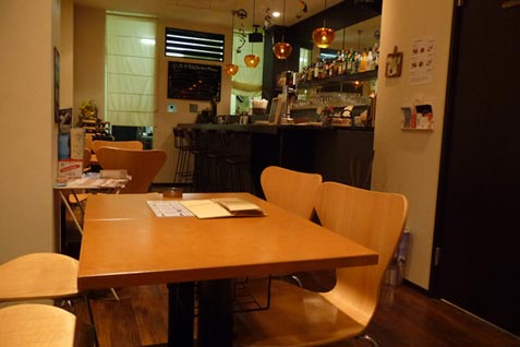 『Bistro Cafe 712（ビストロカフェ ナナイチニ）』の店内