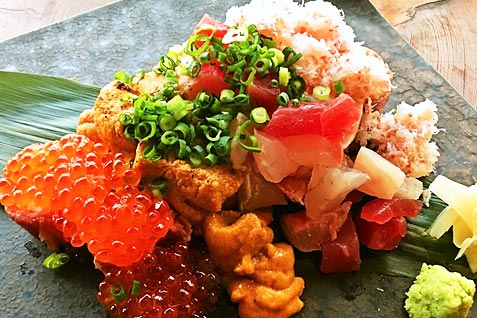 隠れ家Dining 一砂 立川店の名物『究極 一砂のこぼれ寿司』。和牛がまかれたシャリが絶品！