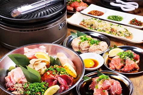 曙町場内酒場の名物料理「鶏焼肉」含む宴会コースも人気。
