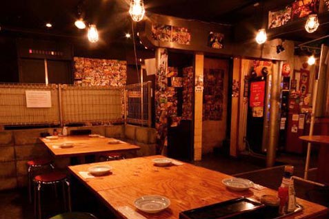 『水炊き・焼鳥 とりいちず酒場 歌舞伎町・西武新宿駅前店』のノスタルジックな店内