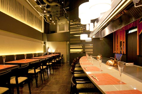 「鉄板Diner JAKEN（ジャケン）新宿店 」のシェフが目の前で焼き上げるカウンター席とスタイリッシュなテーブル席