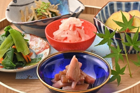 『全席個室 はんなり邸 八重洲店』の「おばんざい5種盛り合わせ」
