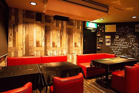 「魚介イタリアン UMIバル 新宿店」店内