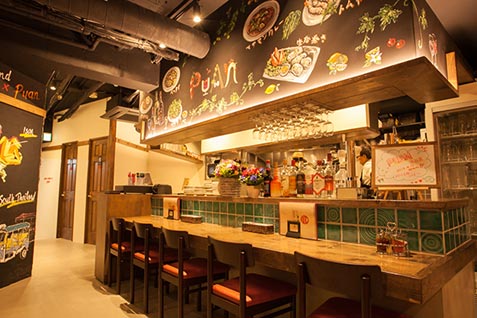 『本格タイ料理 バル プアン 渋谷店』のカウンター席