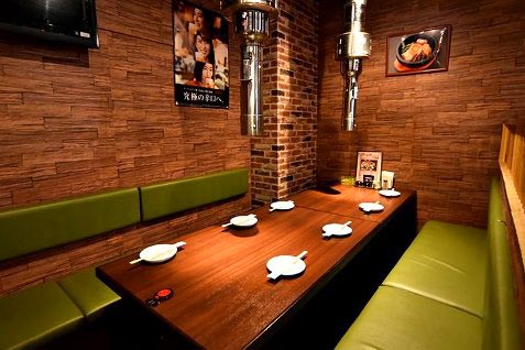 『炭火焼肉・ジンギスカン食べ放題 炭の談笑屋 新橋店本館』のボックスシート席