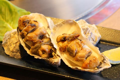 『お好み焼 みっちゃん総本店 新橋店』の「酒のアテ 塩牡蠣の炙り」