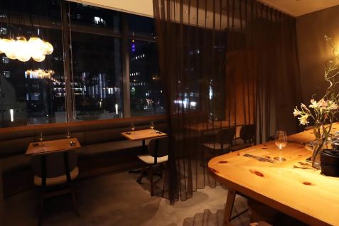 「BISTRO 222」の店内