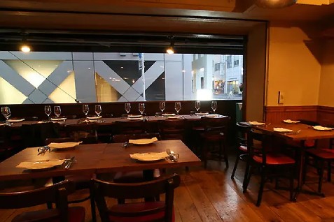 「ピッツェリア ドォーロ 新橋店」の店内