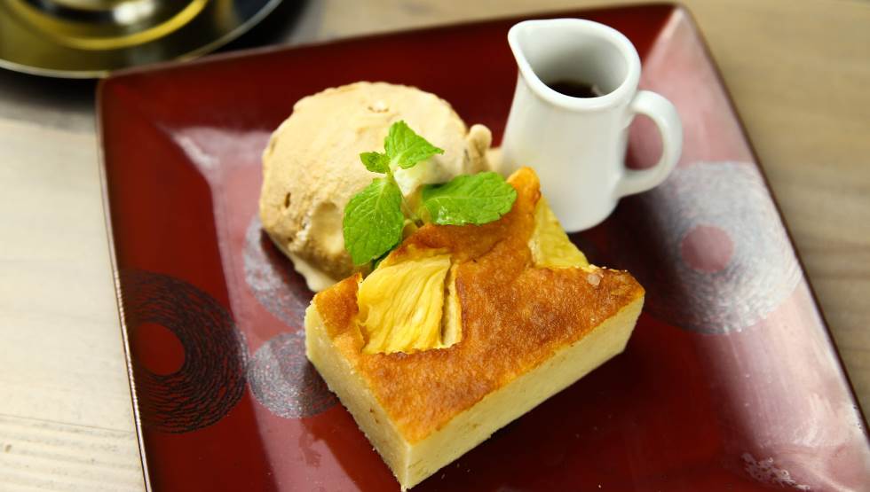 「キャッサバとパイナップルのケーキ ヘーゼルナッツとパームシュガーのシロップ」
