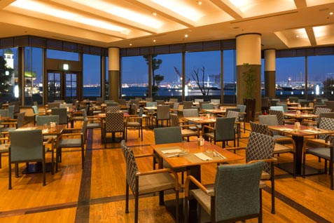 「オーシャンテラス」（ヨコハマ グランド インターコンチネンタル ホテル）の横浜港を臨めるテーブル席
