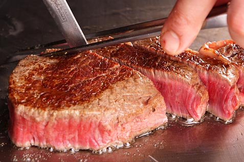 鉄板Diner JAKEN 池袋本店の肉料理一例