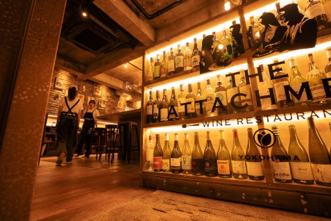 「Wine restaurant The Attachment 横浜鶴屋町店」の店内