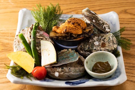 『板前バル』の「ウニのせ焼アワビ　磯香る肝ソースと共に」
