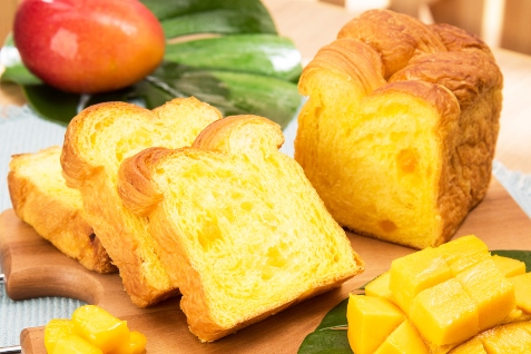『CAFE & BAKERY MIYABI』の「マンゴーデニッシュ食パン」