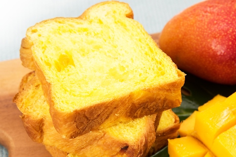 『CAFE & BAKERY MIYABI』の「マンゴーデニッシュ食パン」スライス