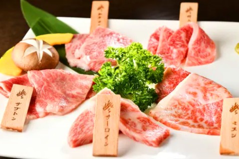 「焼肉令火」の肉盛合せ例