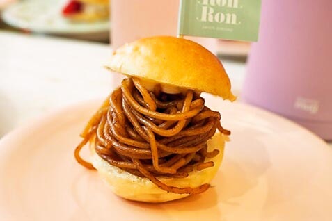 【メゾンエイブル カフェ ロンロン】のやきそばパン