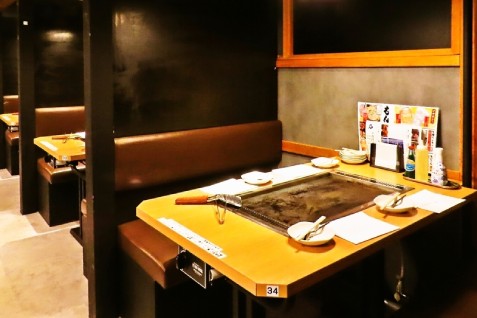 「もんじゃ酒場 だしや 横浜西口南幸店」の店内