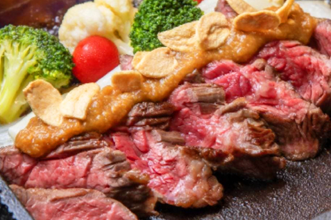 「美食米門 横浜」の「牛カイノミ肉の鉄鍋ステーキ」