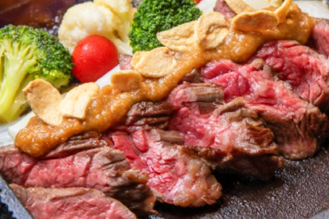 「美食米門 横浜」の「牛カイノミ肉の鉄鍋ステーキ」