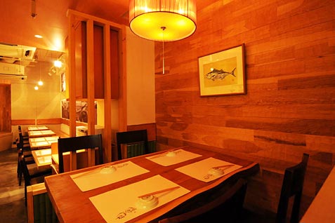 「館山海の物産センター 銀座 船形」のテーブル席
