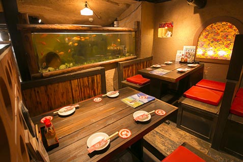 「沖縄料理 金魚 三宮本店」の1階フロア