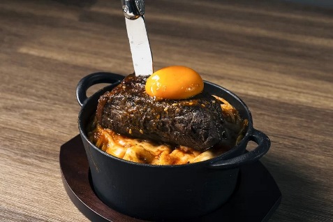 「溶岩パスタ　エアーズロック焼肉カルボ」