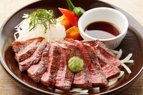 「さっぱりだし醤油で食べる国産牛の赤身ステーキ」