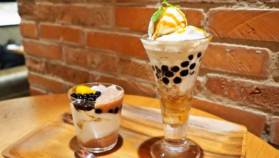 「芋圓杏仁豆花」とパフェ