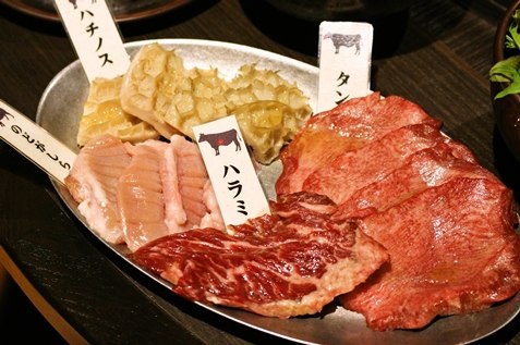 『焼肉MARUGO』のホルモン盛り合わせ