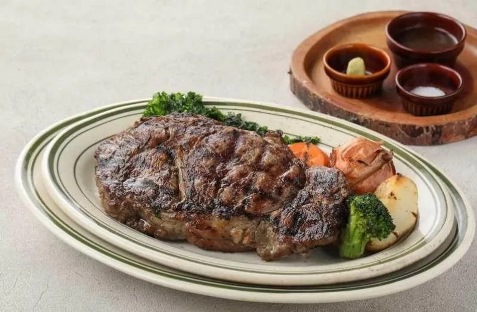 『FLOWS GRILL|BAR 東京ミッドタウン八重洲店』のステーキ