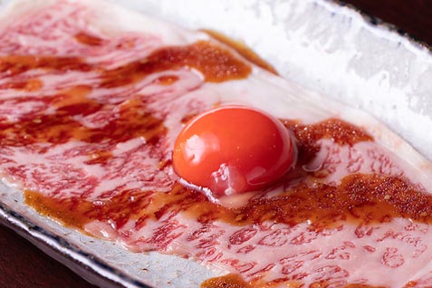 『黒毛和牛とホルモン 焼肉でっせ』の「和牛炙りサーロインユッケ」