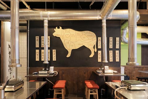 『大阪焼肉ミナミ 梅田店』のシンプルでオシャレな店内