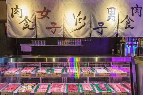 『和牛焼肉食べ放題 ヤキニクギャング 梅田店』の店内にあるショーケース