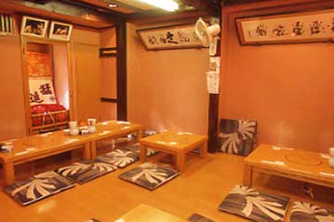 相撲にまつわる品が飾られた「力士料理 琴ケ梅」の店内