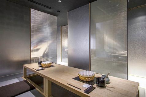 『京都 瓢斗 四条烏丸店』の銀箔と白木で統一された空間