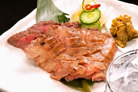 『東北うまいもん酒場 伊達男』の自慢「仙台名物！厚切り牛タン炭火焼き」