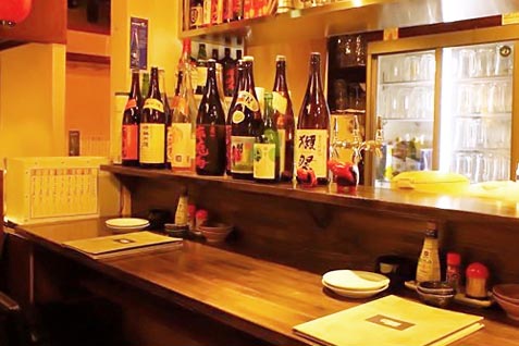 『東北うまいもん酒場 伊達男』のカウンター席