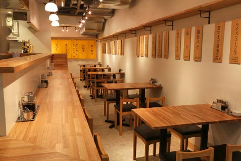 『ぎょうざ いってん 神田本店』のカウンター席とテーブル席