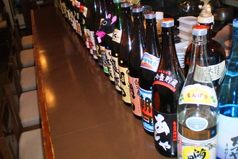 『和酒彩菜 遊月亭』の銘酒とカウンター席