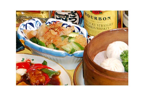 『独創的チャイナ食堂 胡椒饅頭 PAOPAO』の酒肴「ショーロンポー」「クラゲとキュウリのピリカラ和え」「やわらか黒酢 酢豚」など